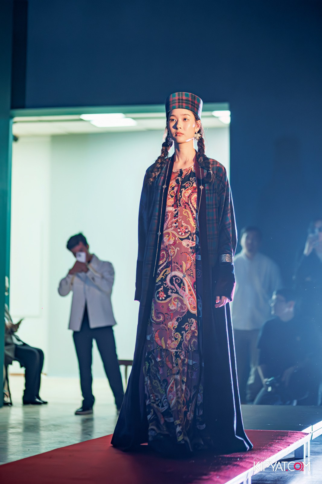 FASHION ПОКАЗ, КАЗАХСКОЙ НАЦИОНАЛЬНОЙ ОДЕЖДЫ. КИПЯТКОМ АЛМАТЫ!