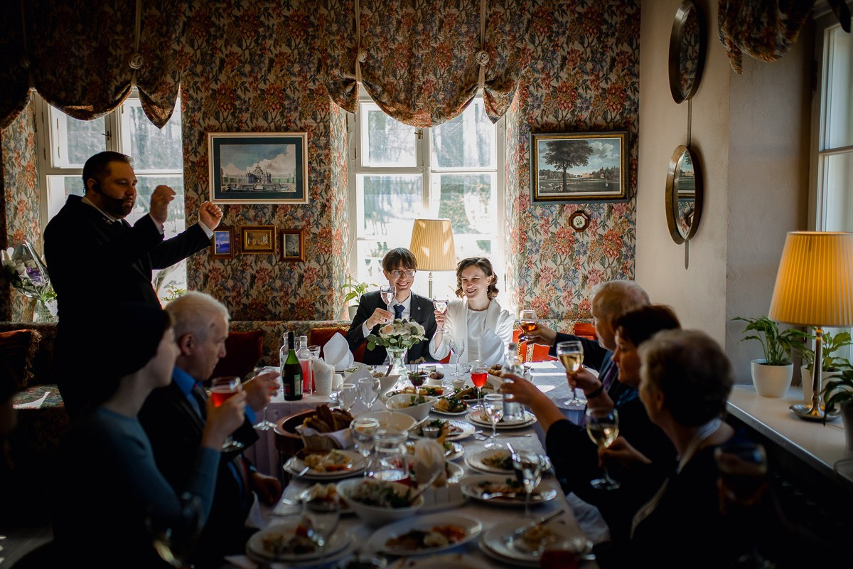 Свадебная фотосессия в ресторане. Свадебный фотограф в Санкт-Петербурге Антон Владимиров