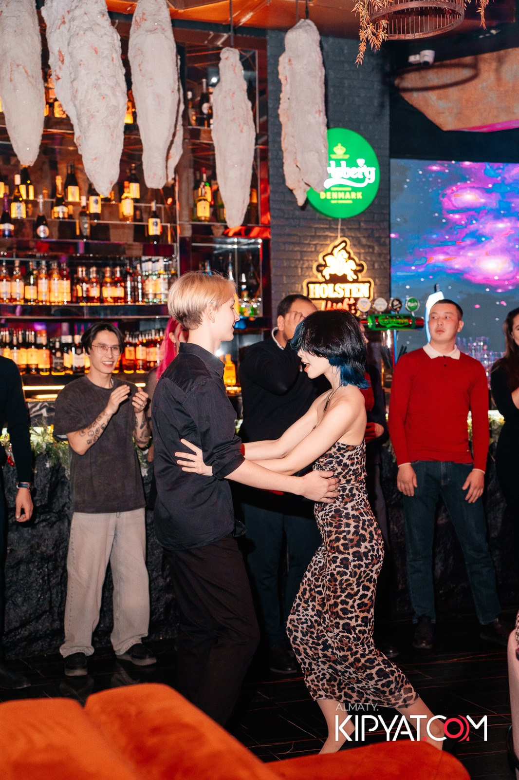 БАР ПАНАЕХАЛИ НА ТОЛЕ БИ. КИПЯТКОМ АЛМАТЫ!