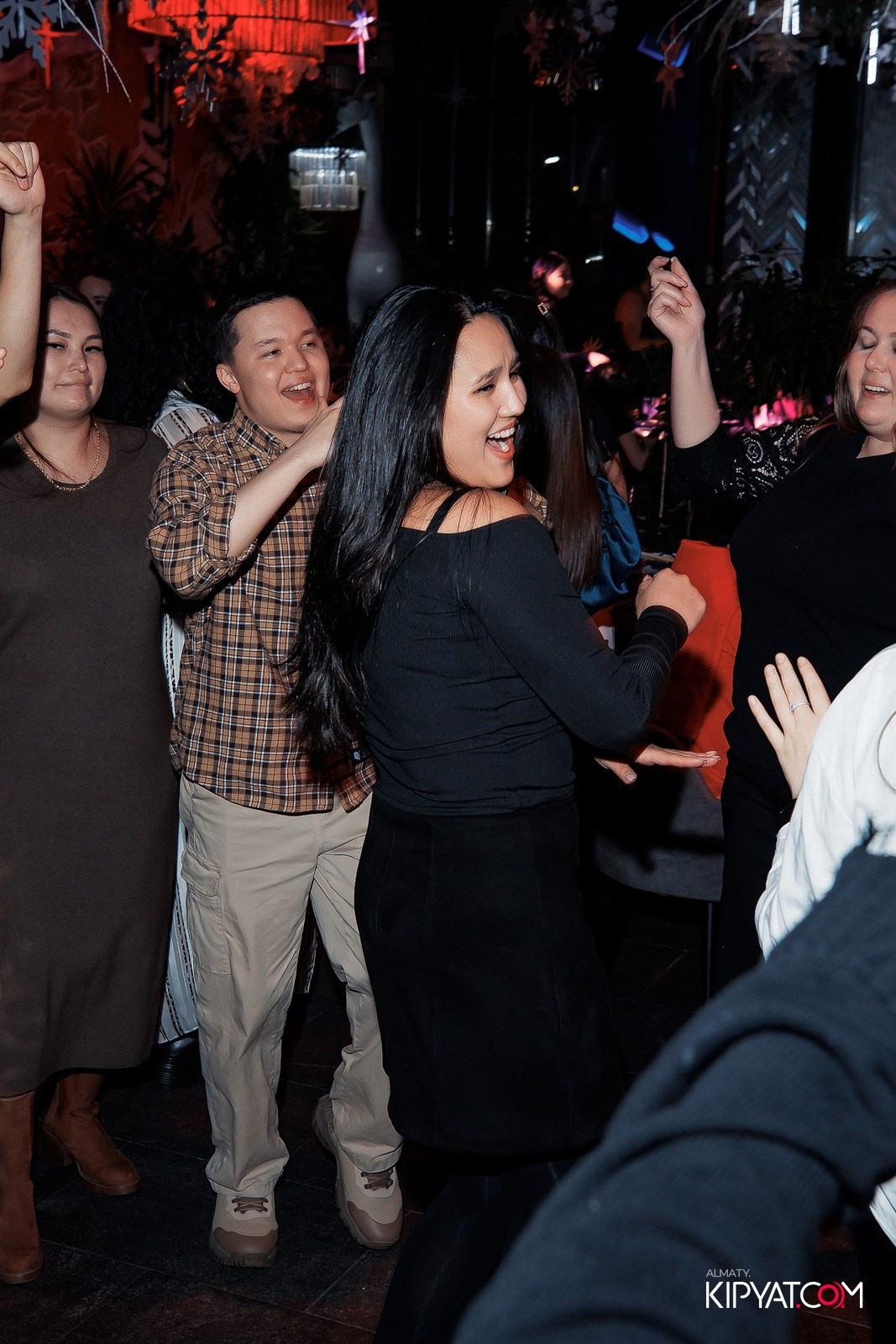 FRIENDS BAR & TERRACE. КИПЯТКОМ АЛМАТЫ!