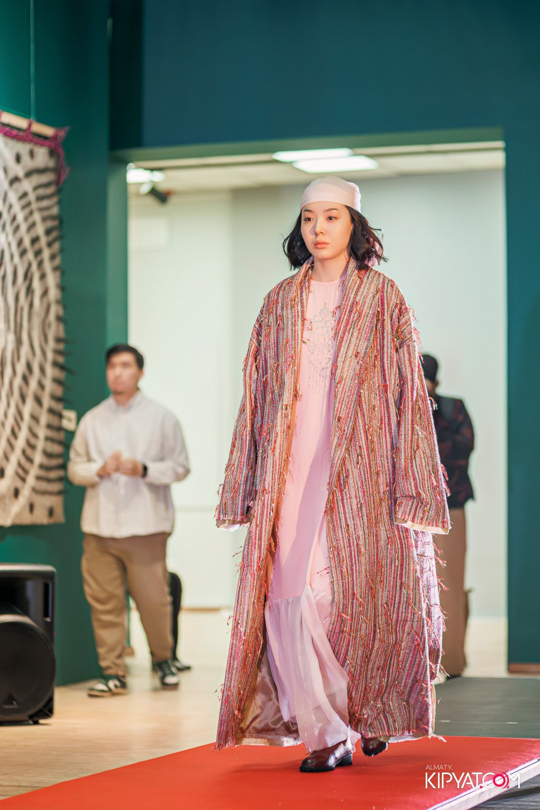 FASHION ПОКАЗ, КАЗАХСКОЙ НАЦИОНАЛЬНОЙ ОДЕЖДЫ. КИПЯТКОМ АЛМАТЫ!