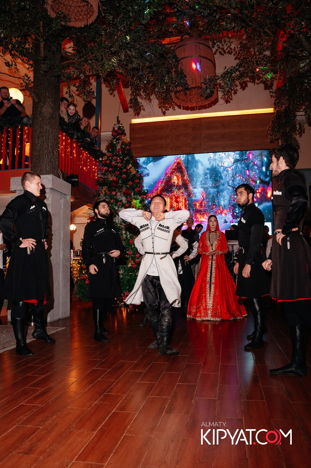 ГРУЗИНСКИЙ ДВОР НА КАБАНБАЙ БАТЫРА. КИПЯТКОМ АЛМАТЫ!