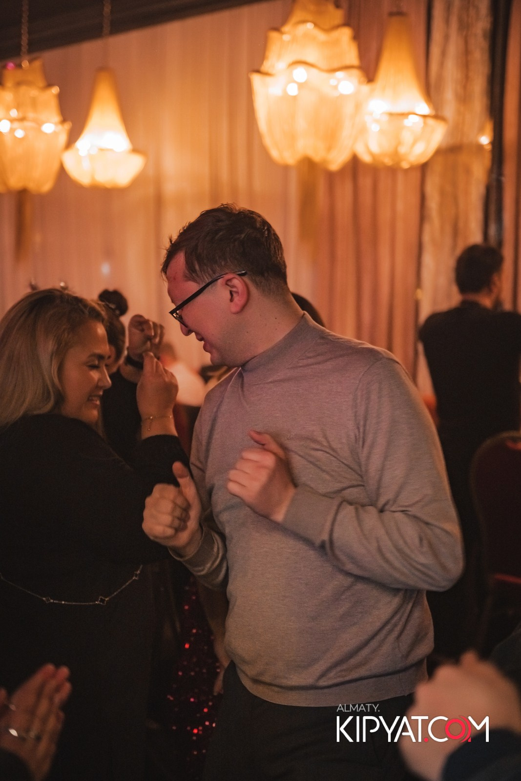 БАР ПАНАЕХАЛИ НА ДОСТЫК. КИПЯТКОМ АЛМАТЫ!