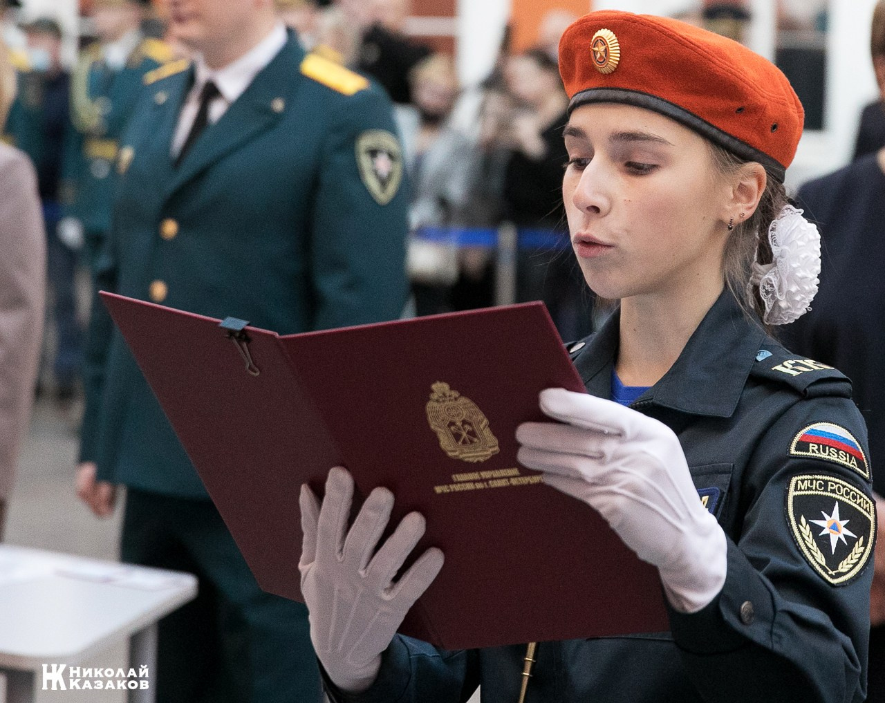 Воспитанница кадетского класса МЧС читает присягу во время торжественного посвящения в кадеты в Атриуме Петропавловской крепости 