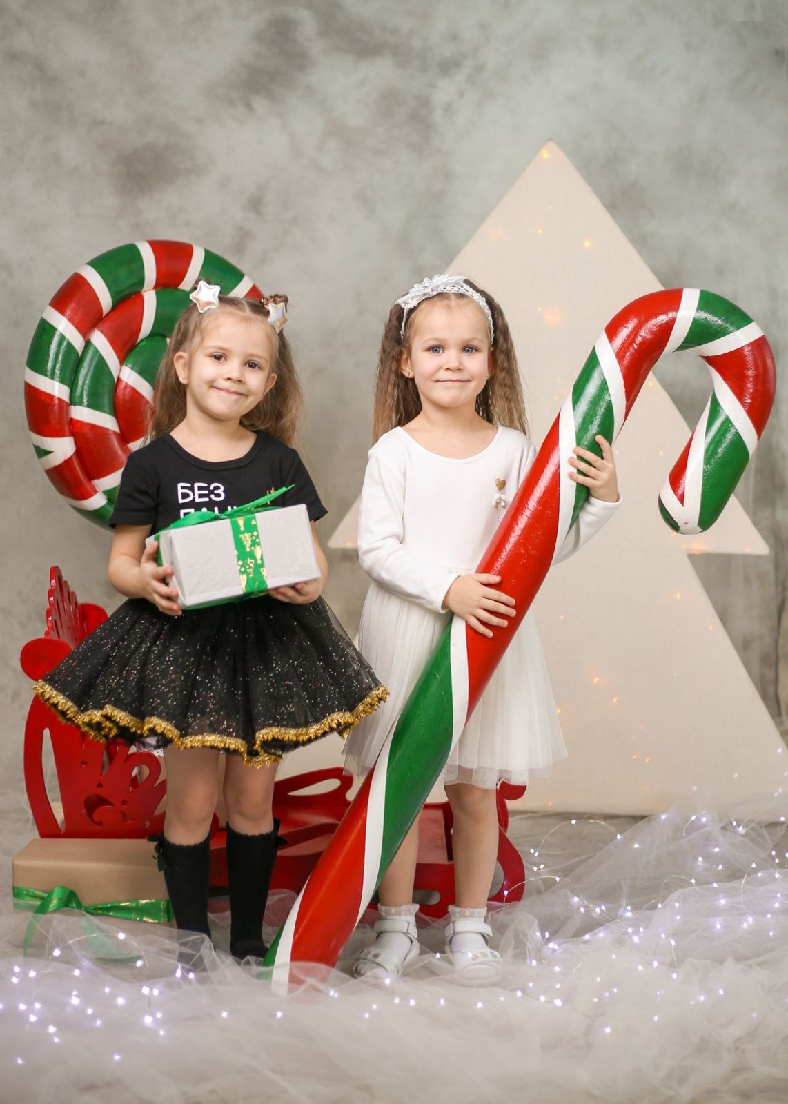 Общее фото в детском саду с выездным реквизитом в Тюмени. Выпускные альбомы в Тюмени для школ, садов, вузов спортивных секций