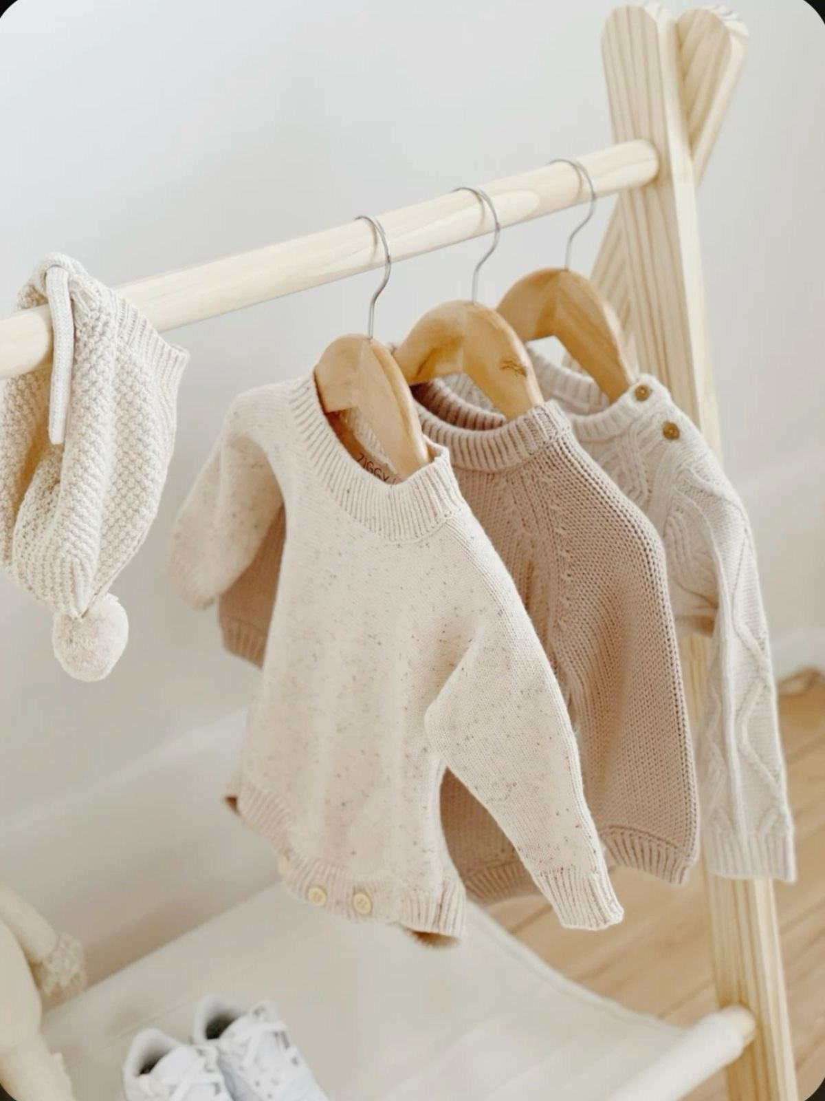 Предметное фото - милые и нежные наряды для первых встреч с миром.