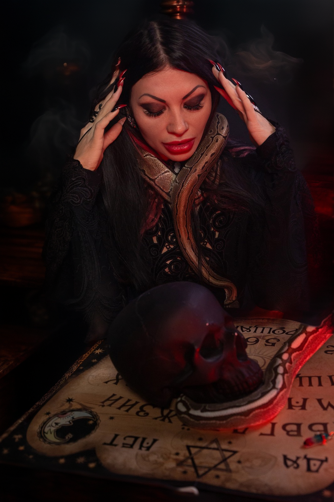готическая фотосессия ведьмы со змеями, спиритическая доска, черепа
