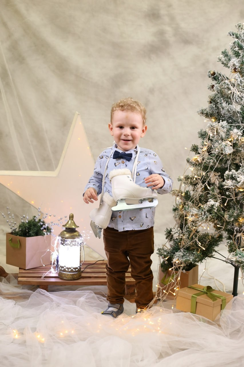 Общее фото в детском саду с выездным реквизитом в Тюмени. Выпускные альбомы в Тюмени для школ, садов, вузов спортивных секций