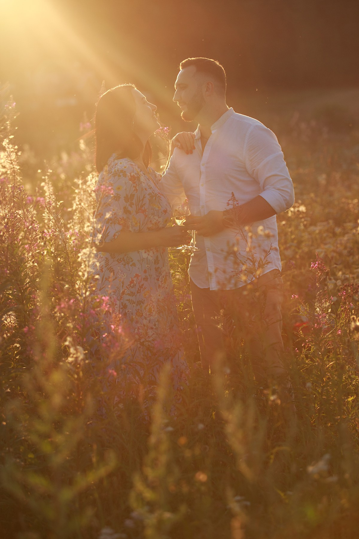Фотосессия лавстори lovestory на годовщину свадьбы романтическая пара влюблённых в после цветов иван-чай. Семейный и детский фотограф в Москве Мария Быкова
