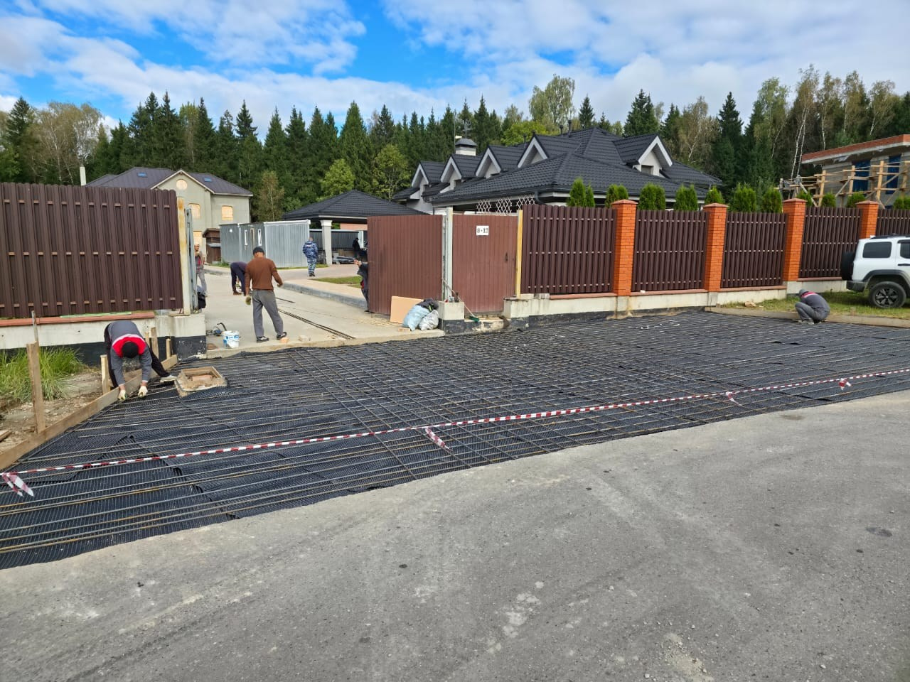 Заливка бетонной площадки у дома — прочное основание для парковки или террасы. Ровная поверхность и чёткие края — готово к дальнейшему благоустройству.