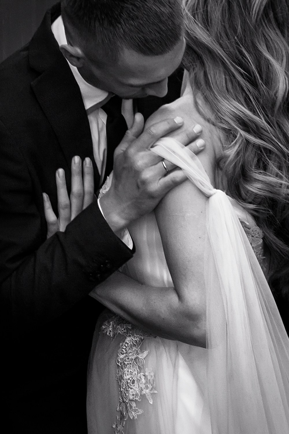 Жених целует невесту в плечо, чб - фотограф Янкаускене Наталья