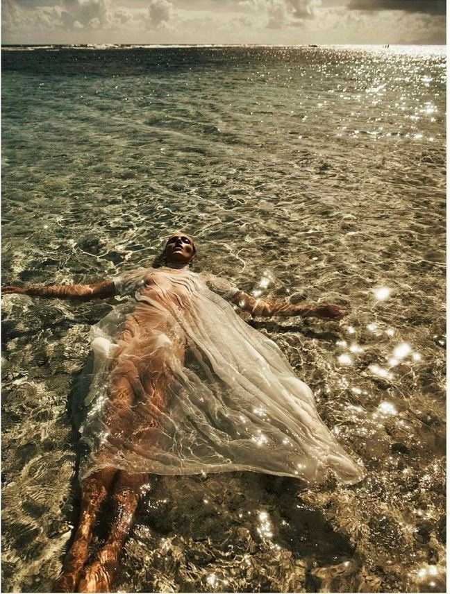 Идеи для фотосессии на море в воде в Анапе