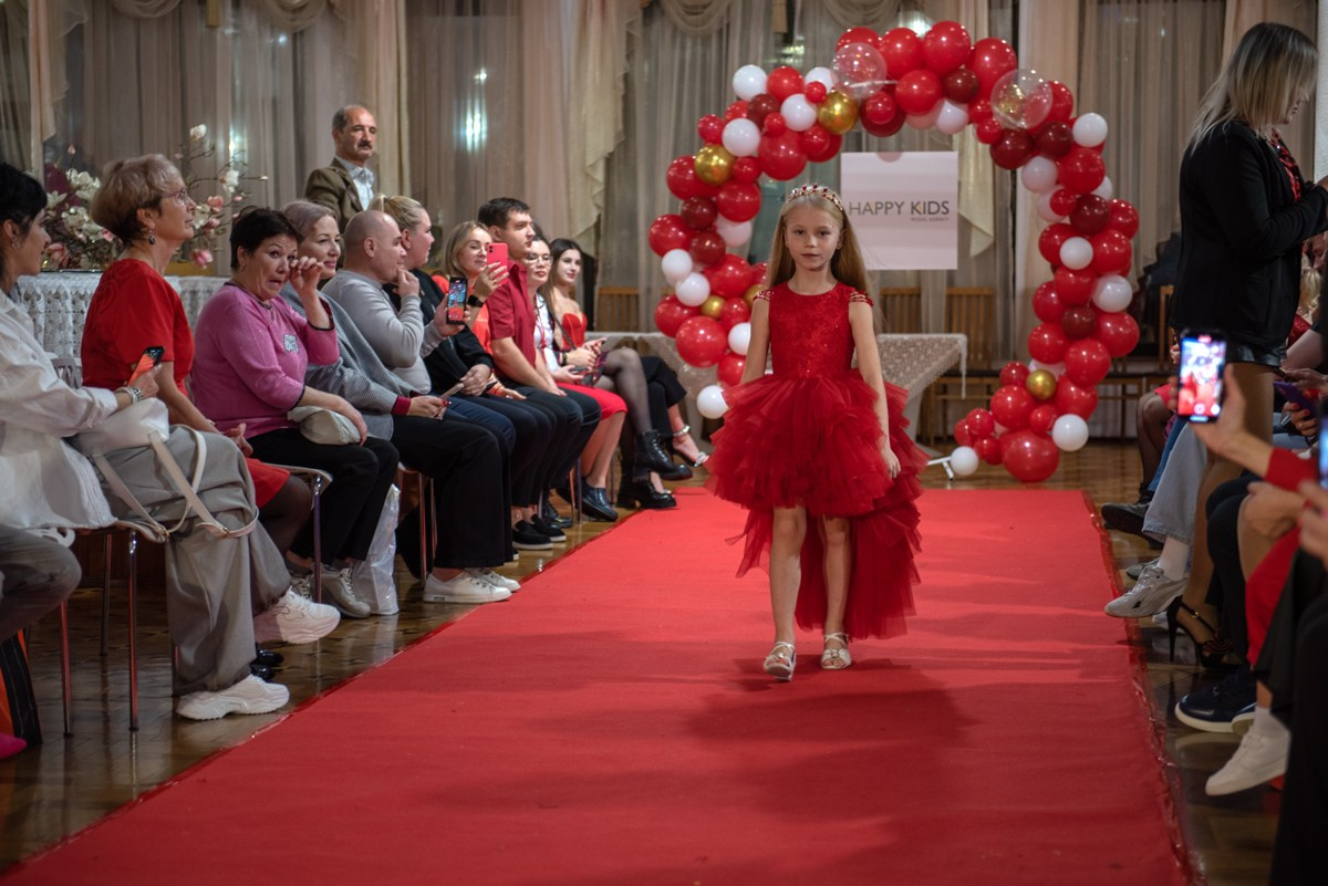 Выпускной в детской школе моделей HAPPYkids 2024. Семейный и коммерческий фотограф в Сочи Александр Бодунов