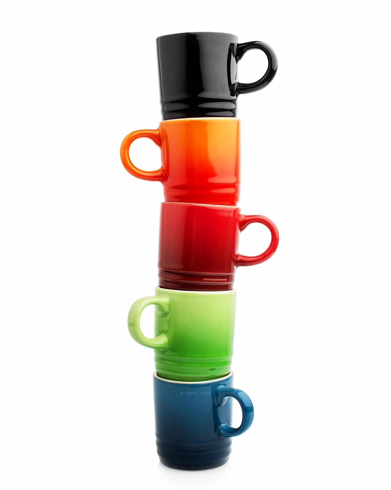 Разноцветные чашки для кофе на белом фоне