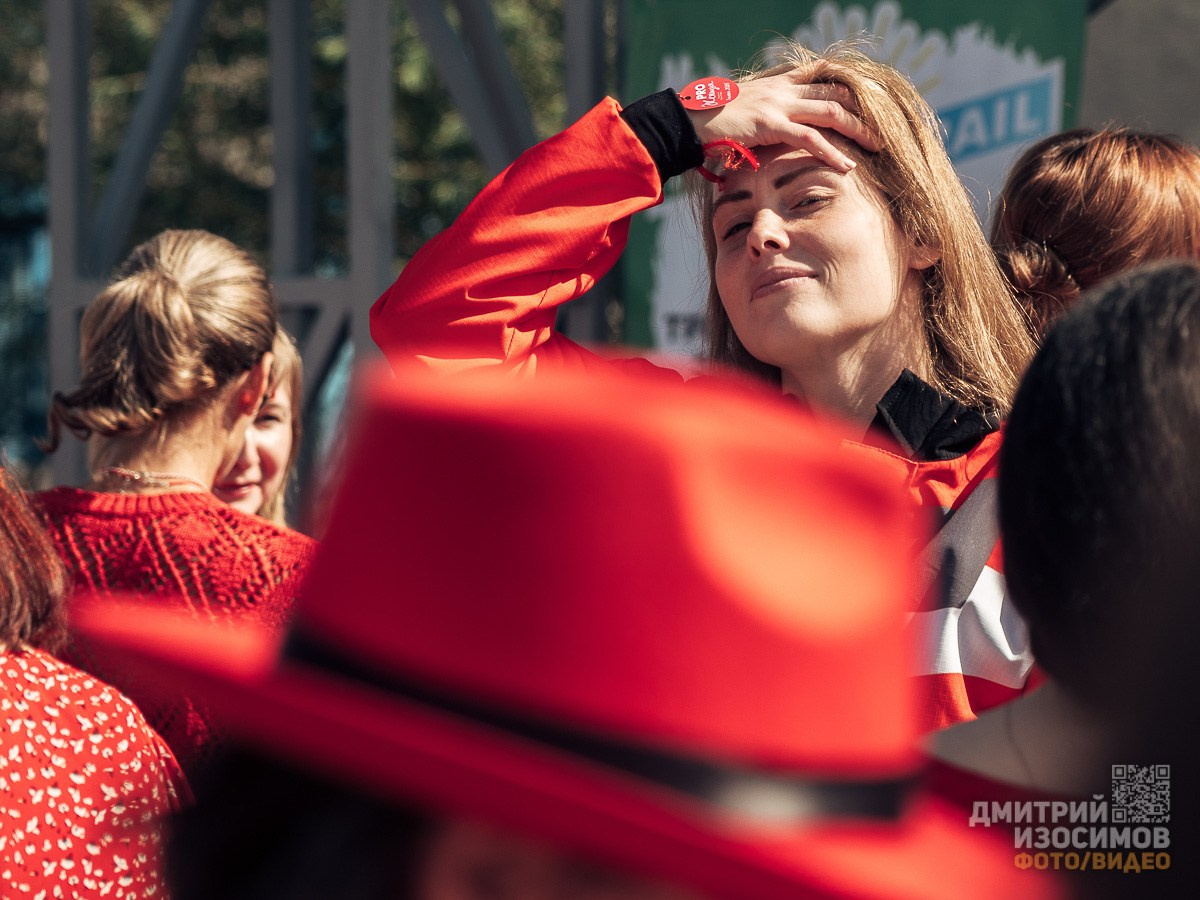 Забег в красных платьях