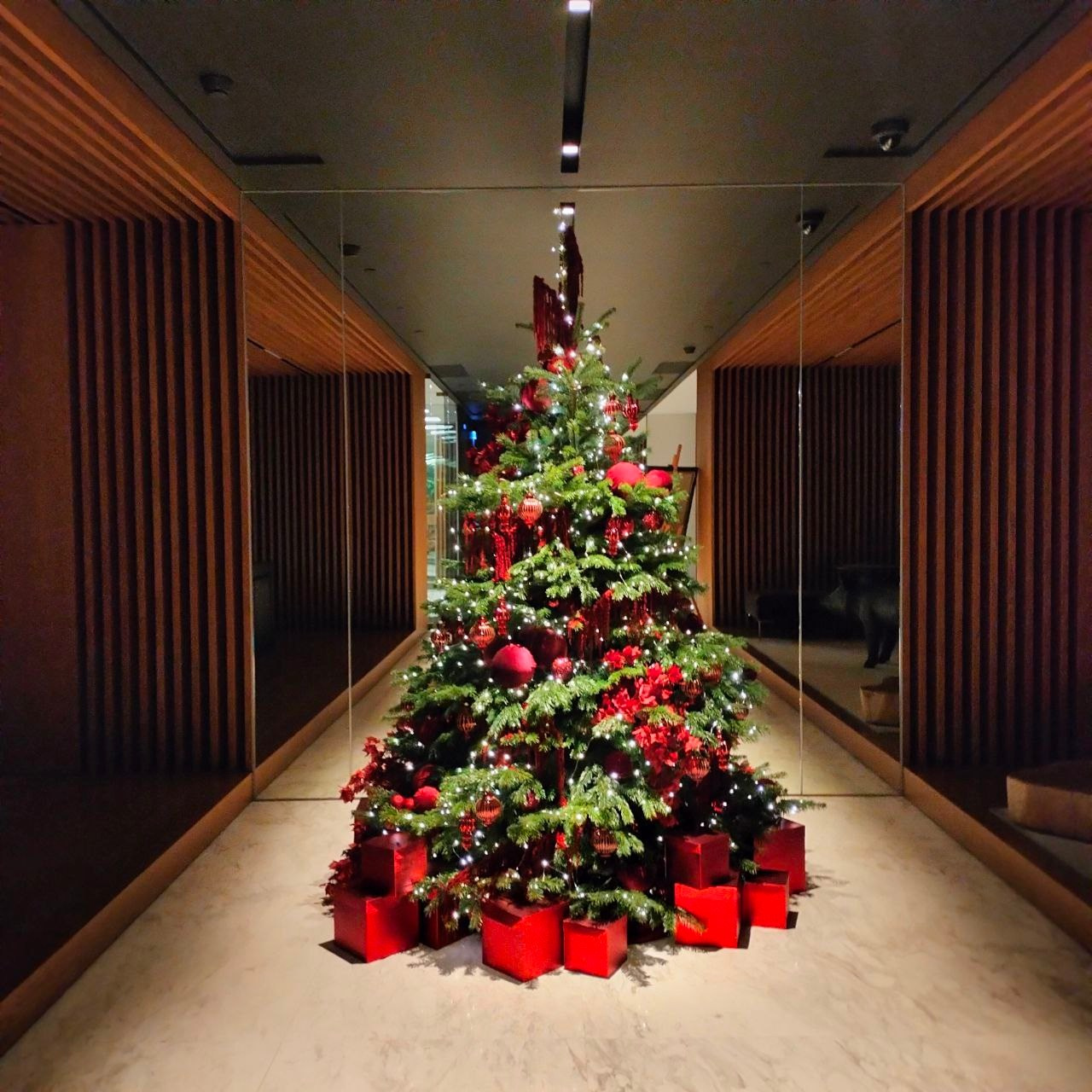 Украшение пихты Нордмана. Командная работа в 6 рук. Проект студии декора Будет Лето