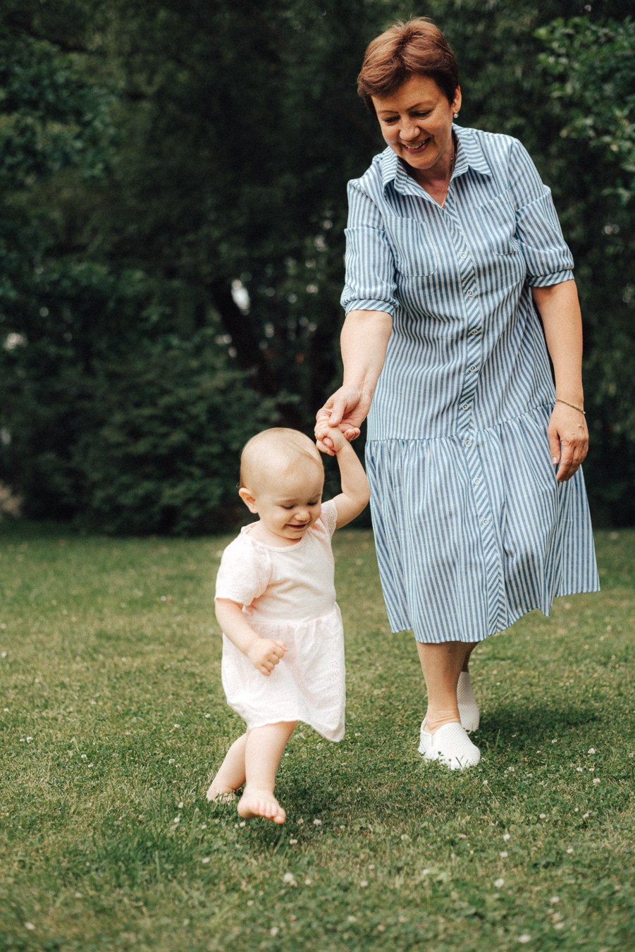 Коля, Ксюша, Саша, Андрей, Кира и бабушки | на даче