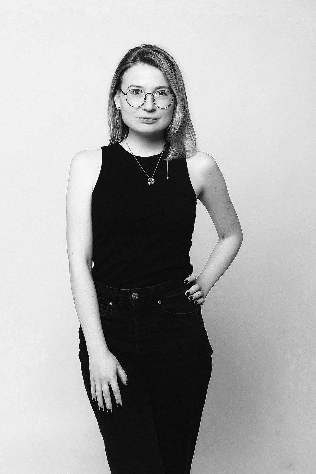 Портретная фотосессия в Санкт-Петербурге. Студийный фотограф. Частная фотосъёмка для личных целей и социальных сетей. Фото на резюме. Профессиональная фотосъёмка. Фото для блога. Портрет. Блогер. Фото для соцсетей.  Контентмейкер. СПб. Женский портрет. Выездная фотосъёмка. Выездная фотостудия. Фотограф на корпоратив. Ню фотосессия. Модельное портфолио. Фотограф для сайта знакомств.