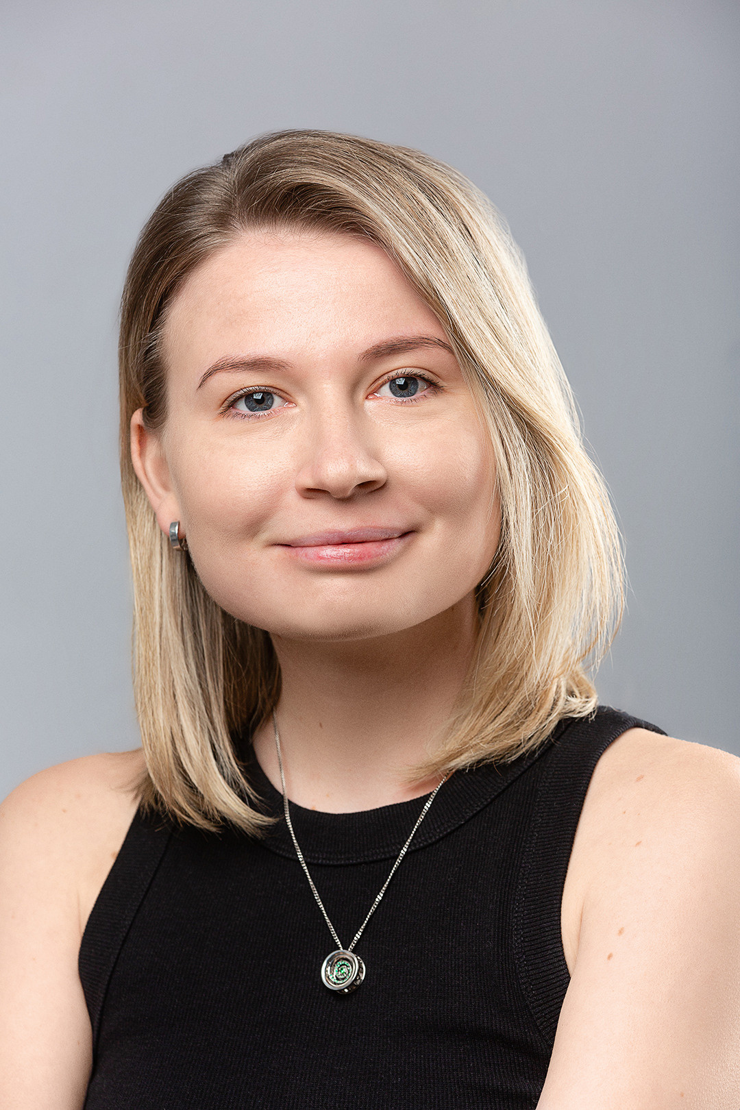 Портретная фотосессия в Санкт-Петербурге. Студийный фотограф. Частная фотосъёмка для личных целей и социальных сетей. Фото на резюме. Профессиональная фотосъёмка. Фото для блога. Портрет. Блогер. Фото для соцсетей.  Контентмейкер. СПб. Женский портрет. Выездная фотосъёмка. Выездная фотостудия. Фотограф на корпоратив. Ню фотосессия. Модельное портфолио. Фотограф для сайта знакомств.