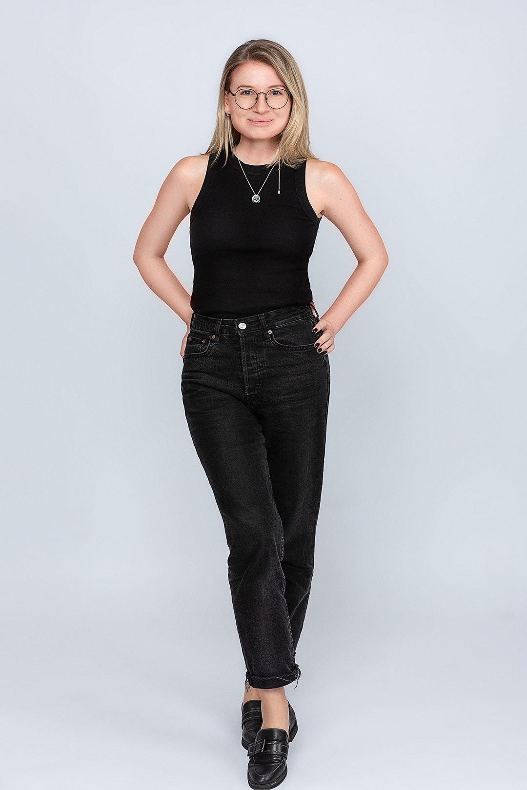 Портретная фотосессия в Санкт-Петербурге. Студийный фотограф. Частная фотосъёмка для личных целей и социальных сетей. Фото на резюме. Профессиональная фотосъёмка. Фото для блога. Портрет. Блогер. Фото для соцсетей.  Контентмейкер. СПб. Женский портрет. Выездная фотосъёмка. Выездная фотостудия. Фотограф на корпоратив. Ню фотосессия. Модельное портфолио. Фотограф для сайта знакомств.