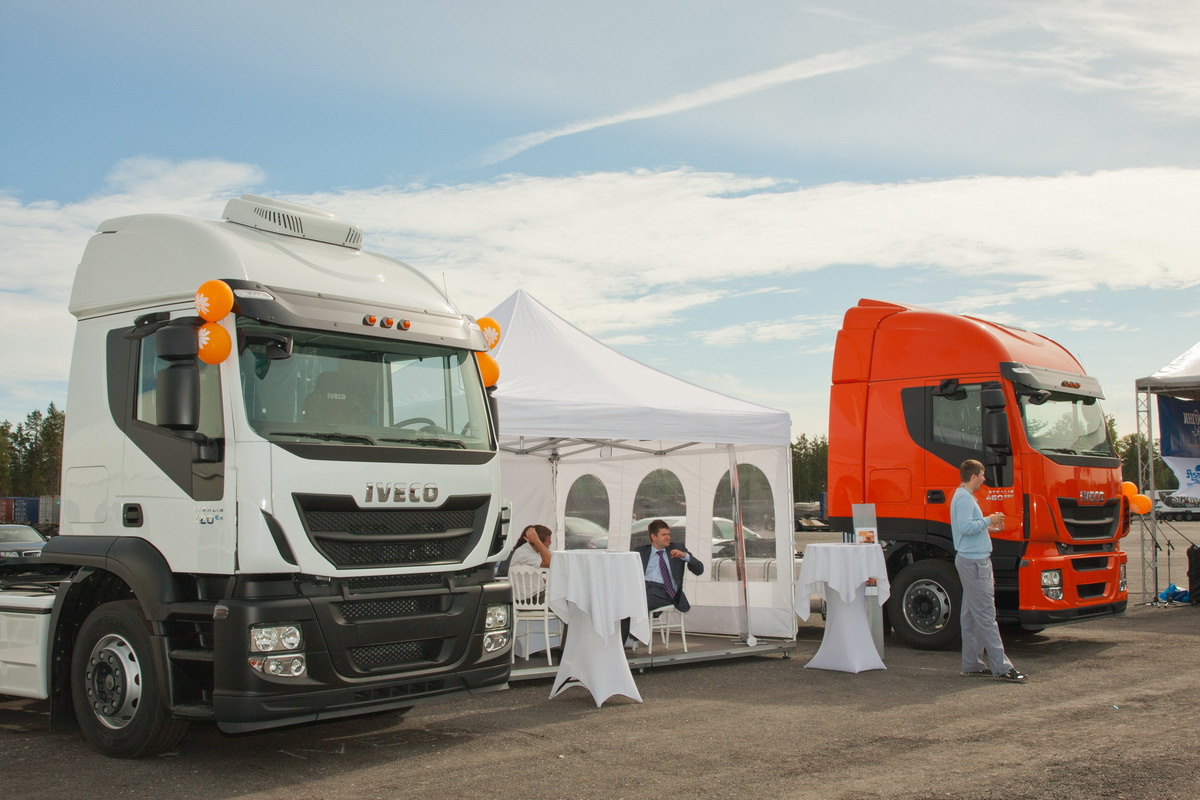 Репортажная фотосъёмка в Санкт-Петербурге. Фотограф на мероприятие: выставки, презентации, автогонки. Фото для сайта, отчётов и публикации в сми. Профессиональный фотограф Сергей Пушкин. Корпоративная фотосъёмка. Автопром. 