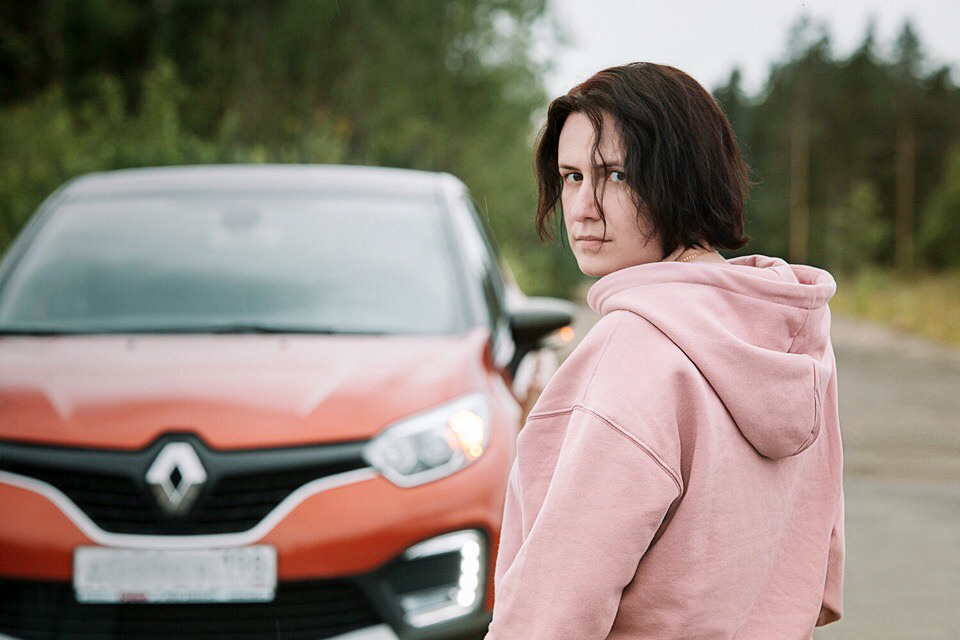 Портретная фотосессия в Санкт-Петербурге. Фотосъёмка на природе, в парке, на улице.  Профессиональный фотограф Сергей Пушкин.  Фото на память, для соцсетей и сайтов знакомств. Авто и девушки. Художественная фотосессия.