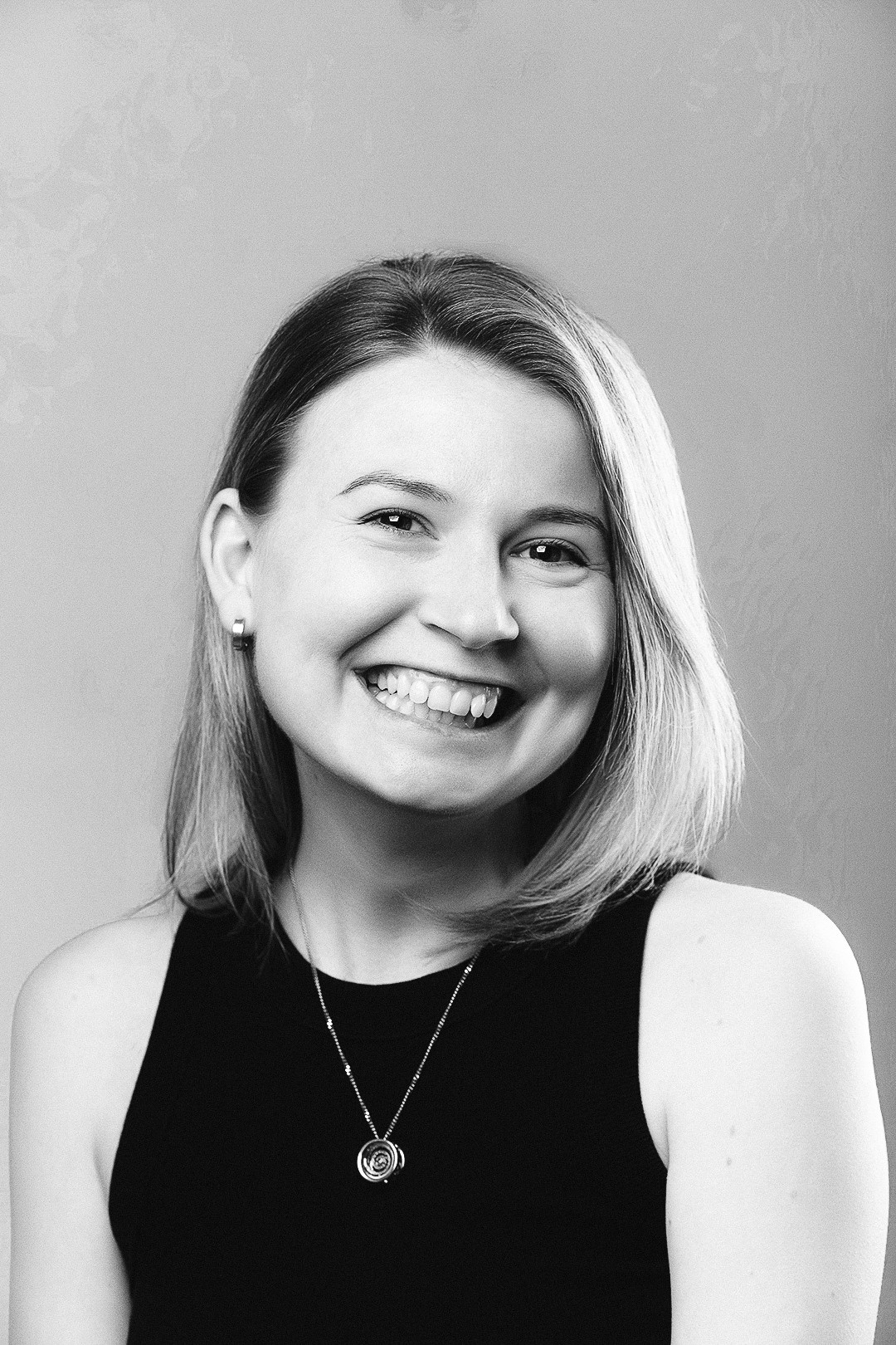 Портретная фотосессия в Санкт-Петербурге. Студийный фотограф. Частная фотосъёмка для личных целей и социальных сетей. Фото на резюме. Профессиональная фотосъёмка. Фото для блога. Портрет. Блогер. Фото для соцсетей.  Контентмейкер. СПб. Женский портрет. Выездная фотосъёмка. Выездная фотостудия. Фотограф на корпоратив. Ню фотосессия. Модельное портфолио. Фотограф для сайта знакомств.