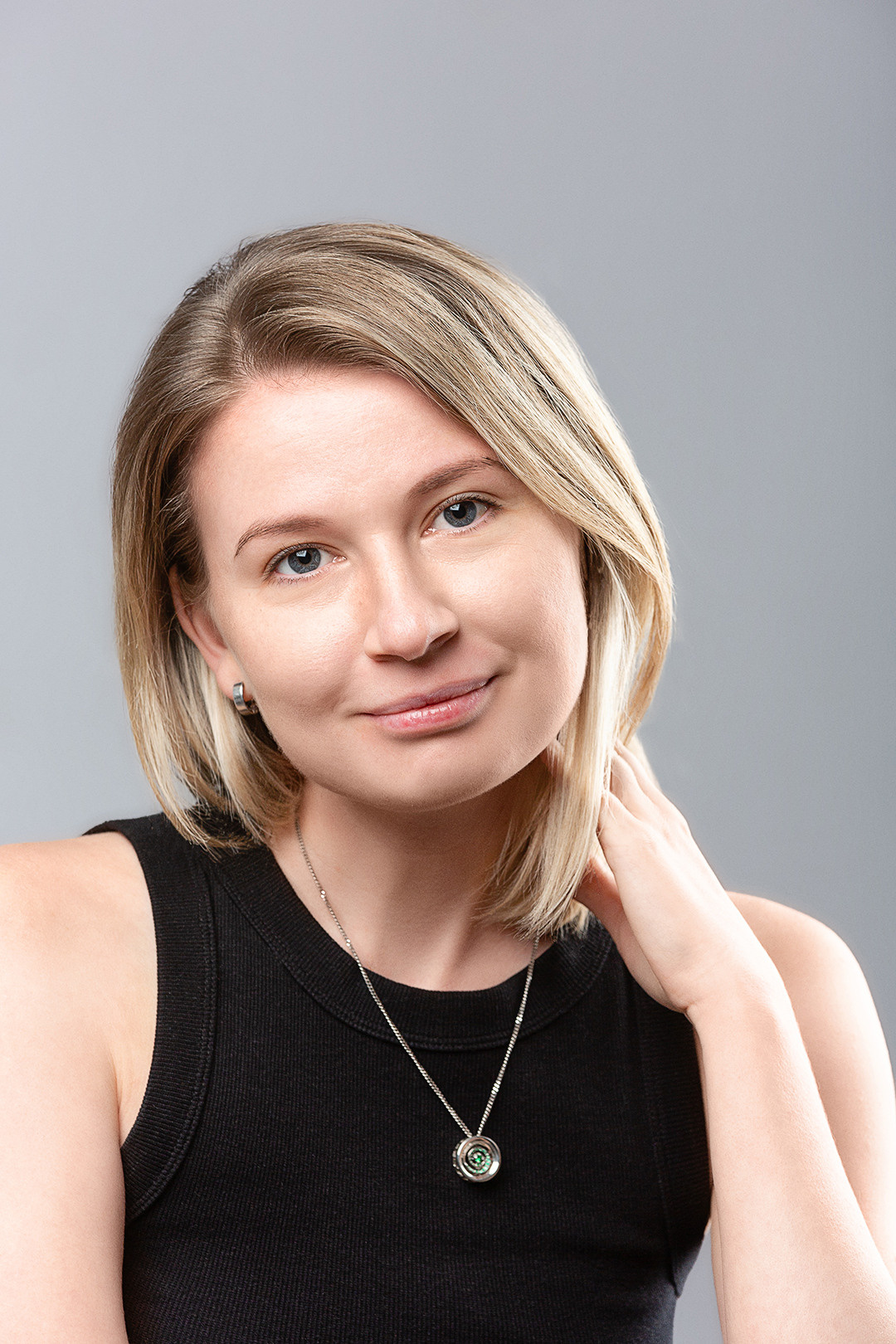 Профессиональный портретный фотограф Сергей Пушкин. Портретная фотосессия в Санкт-Петербурге. Студийный фотограф. Частная фотосъёмка для личных целей и социальных сетей. Фото на резюме. Фото для блога. Фотограф для соцсетей. Услуги фотографа. Сделать фото для девушки.