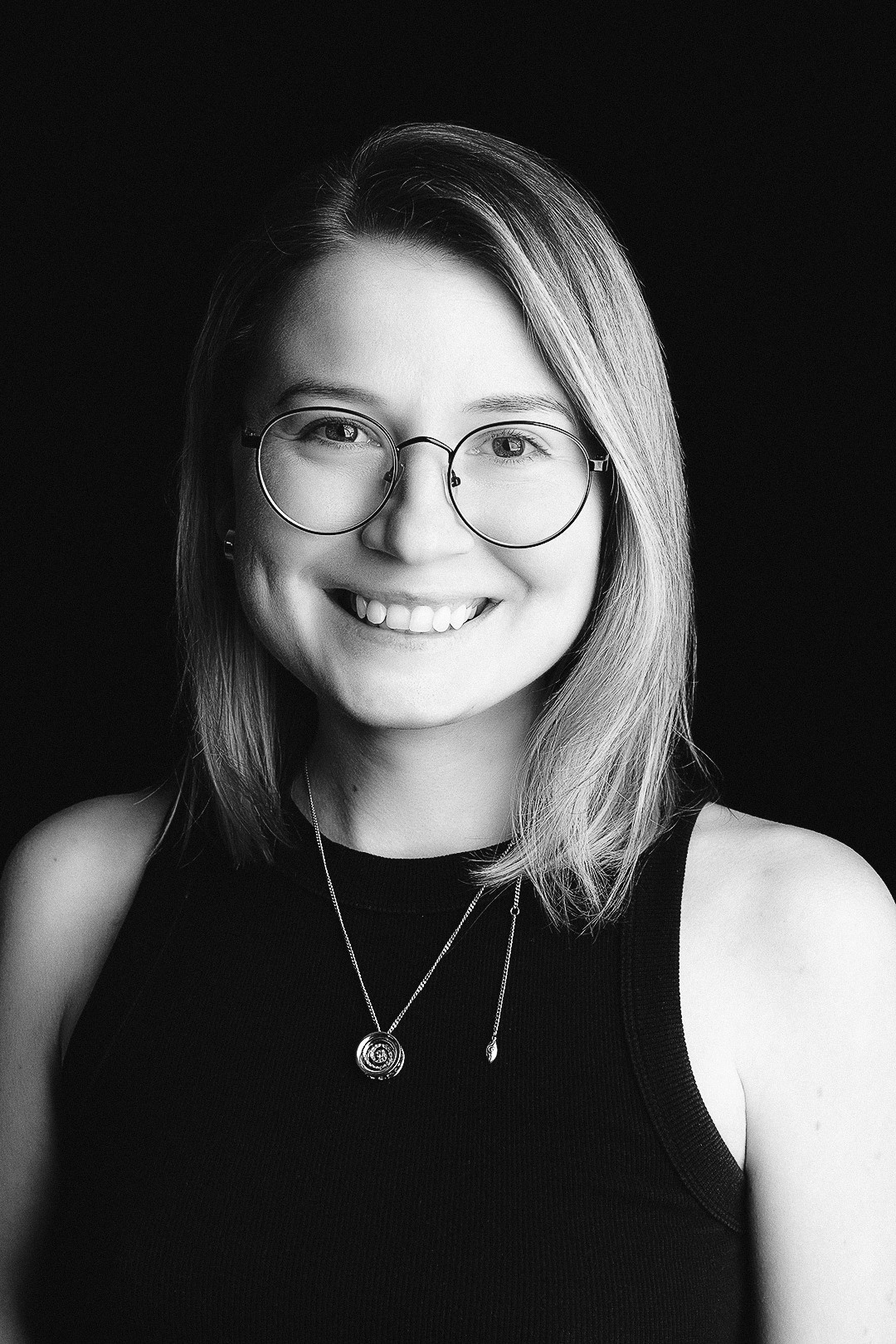 Портретная фотосессия в Санкт-Петербурге. Студийный фотограф. Частная фотосъёмка для личных целей и социальных сетей. Фото на резюме. Профессиональная фотосъёмка. Фото для блога. Портрет. Блогер. Фото для соцсетей.  Контентмейкер. СПб. Женский портрет. Выездная фотосъёмка. Выездная фотостудия. Фотограф на корпоратив. Ню фотосессия. Модельное портфолио. Фотограф для сайта знакомств.