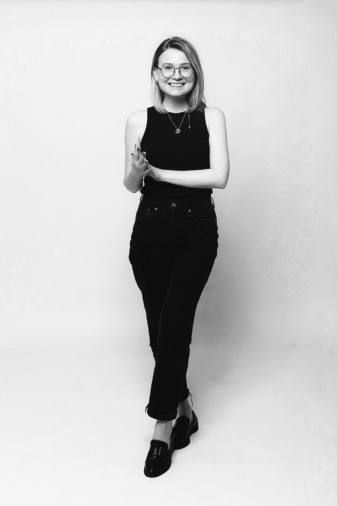 Профессиональный портретный фотограф Сергей Пушкин. Портретная фотосессия в Санкт-Петербурге. Студийный фотограф. Частная фотосъёмка для личных целей и социальных сетей. Фото на резюме. Фото для блога. Фотограф для соцсетей. Услуги фотографа. Сделать фото для девушки.