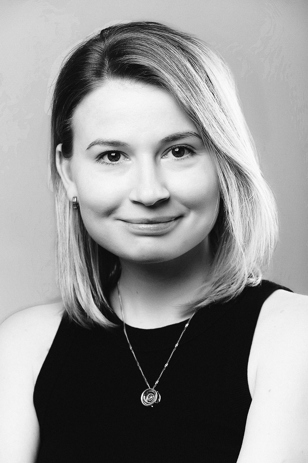 Профессиональный портретный фотограф Сергей Пушкин. Портретная фотосессия в Санкт-Петербурге. Студийный фотограф. Частная фотосъёмка для личных целей и социальных сетей. Фото на резюме. Фото для блога. Фотограф для соцсетей. Услуги фотографа. Сделать фото для девушки.