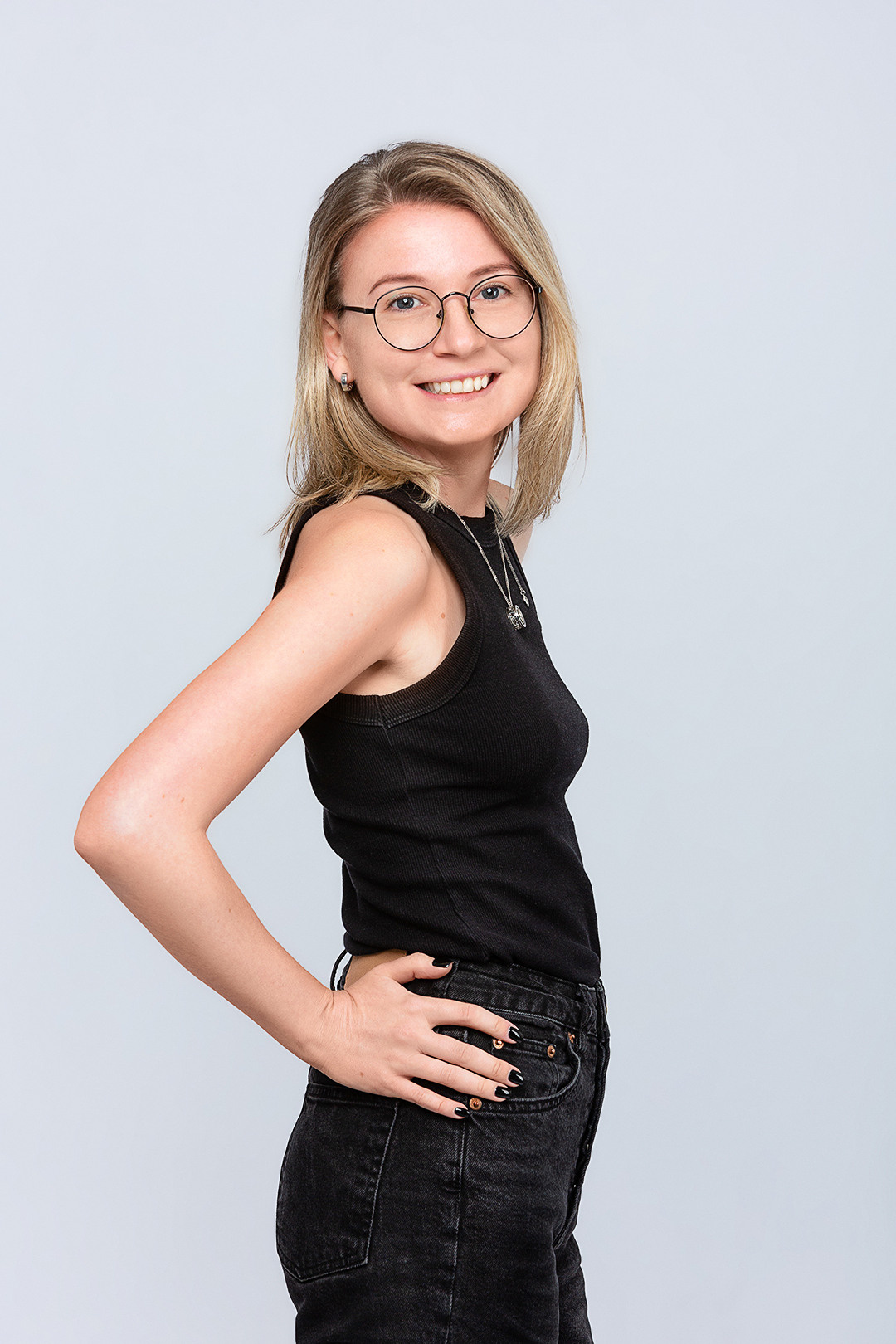 Портретная фотосессия в Санкт-Петербурге. Студийный фотограф. Частная фотосъёмка для личных целей и социальных сетей. Фото на резюме. Профессиональная фотосъёмка. Фото для блога. Портрет. Блогер. Фото для соцсетей.  Контентмейкер. СПб. Женский портрет. Выездная фотосъёмка. Выездная фотостудия. Фотограф на корпоратив. Ню фотосессия. Модельное портфолио. Фотограф для сайта знакомств.