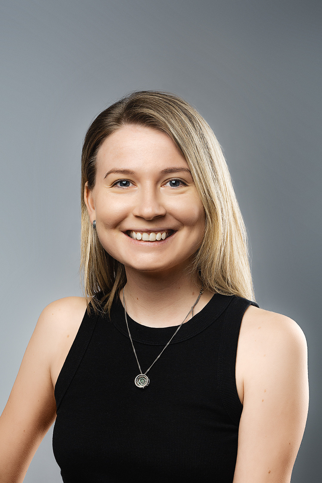 Портретная фотосессия в Санкт-Петербурге. Студийный фотограф. Частная фотосъёмка для личных целей и социальных сетей. Фото на резюме. Профессиональная фотосъёмка. Фото для блога. Портрет. Блогер. Фото для соцсетей.  Контентмейкер. СПб. Женский портрет. Выездная фотосъёмка. Выездная фотостудия. Фотограф на корпоратив. Ню фотосессия. Модельное портфолио. Фотограф для сайта знакомств.