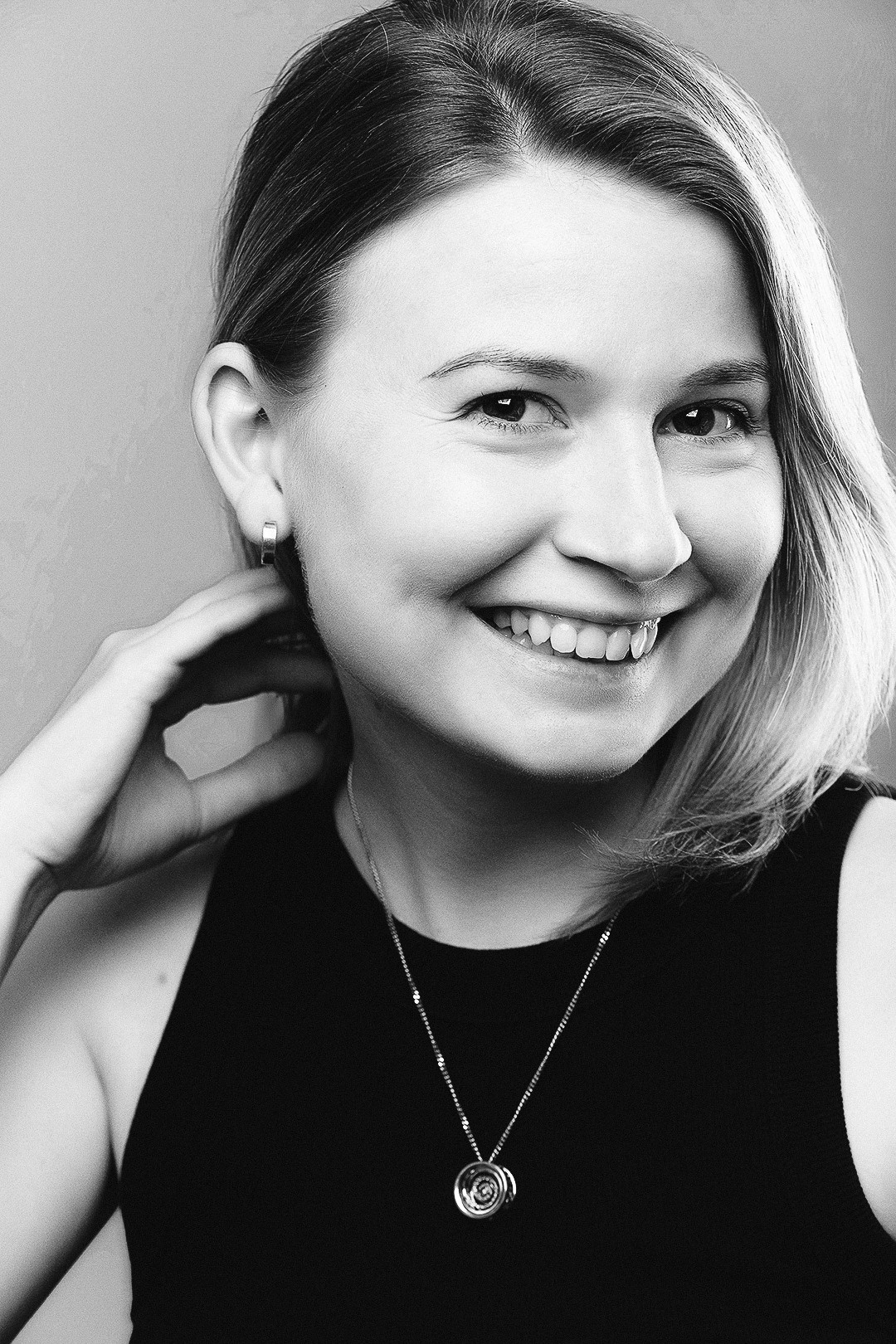 Профессиональный портретный фотограф Сергей Пушкин. Портретная фотосессия в Санкт-Петербурге. Студийный фотограф. Частная фотосъёмка для личных целей и социальных сетей. Фото на резюме. Фото для блога. Фотограф для соцсетей. Услуги фотографа. Сделать фото для девушки.