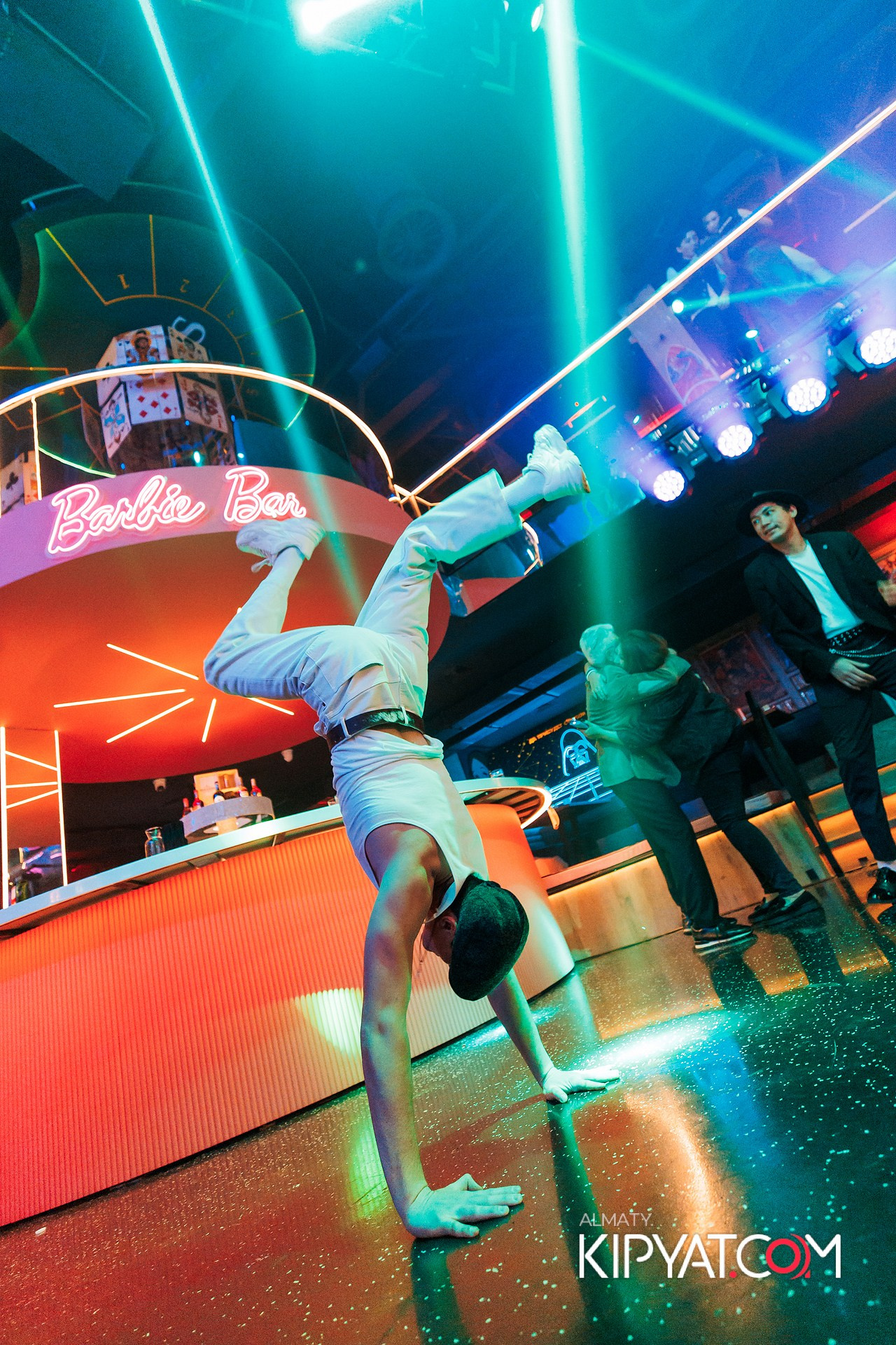 ПРЕЗЕНТАЦИЯ КНИГИ ВИКТОРА ЕЛИСЕЕВА. КИПЯТКОМ АЛМАТЫ!