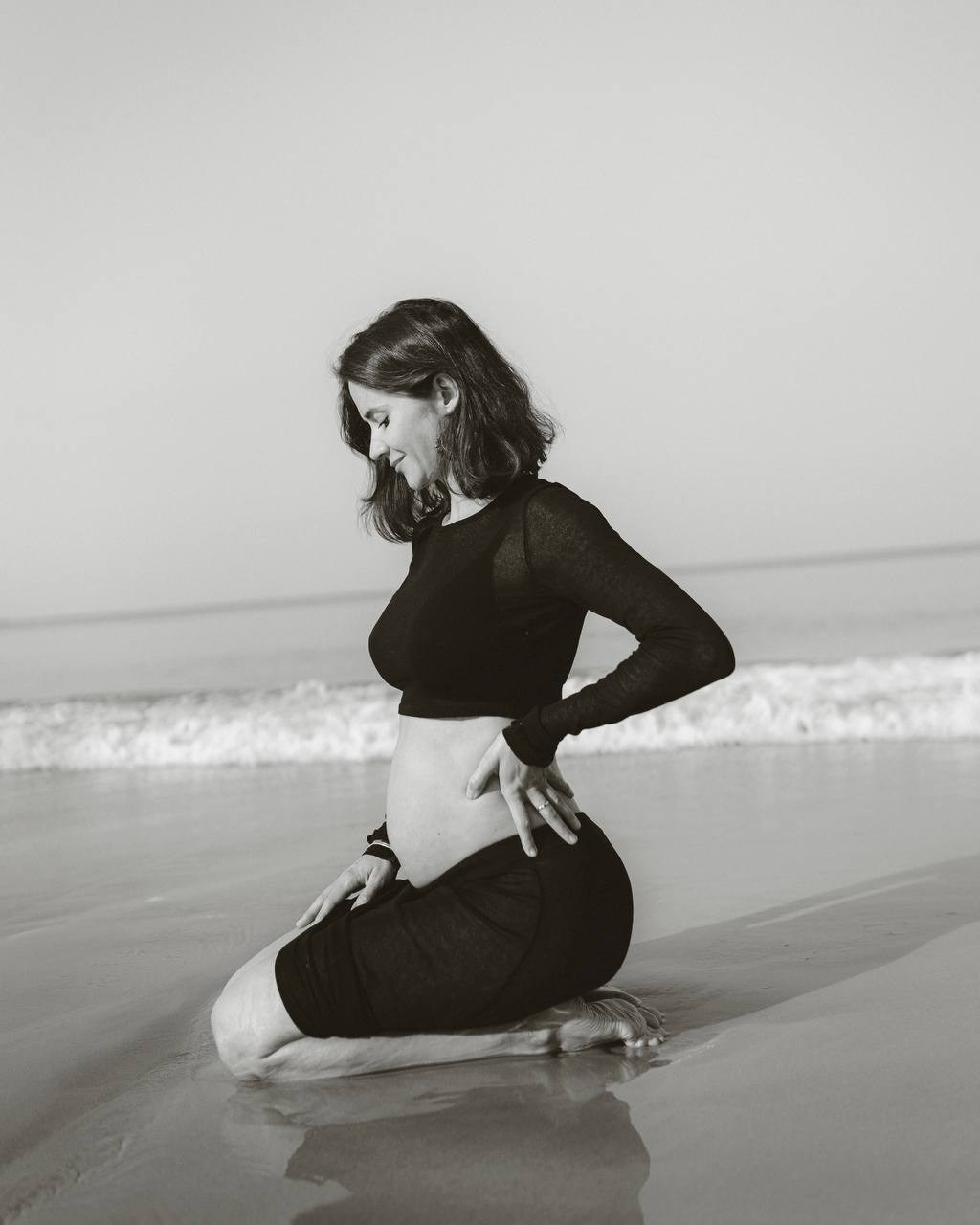 Девушка на пляже в чёрно-белом кадре