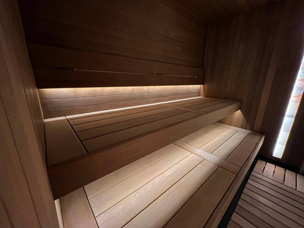 Идеально симметричная сауна в Репинской Усадьбе на базе мощной электрокаменки Harvia Virta HL. SaunaTopMasters