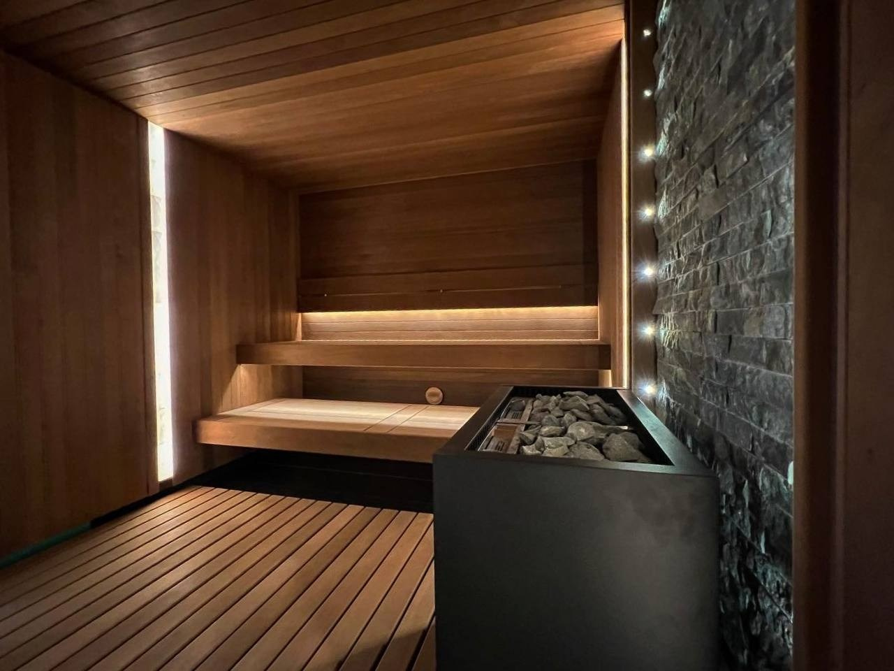 Идеально симметричная сауна в Репинской Усадьбе на базе мощной электрокаменки Harvia Virta HL. SaunaTopMasters