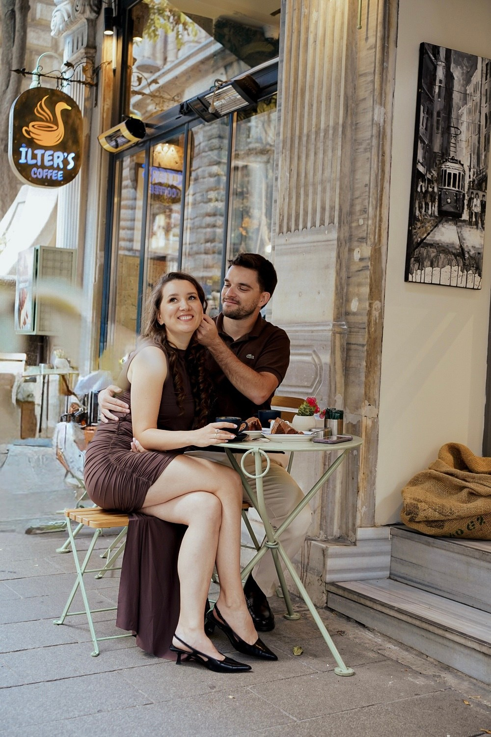 Прогулка пары по Стамбулу с камерой и фотографом.