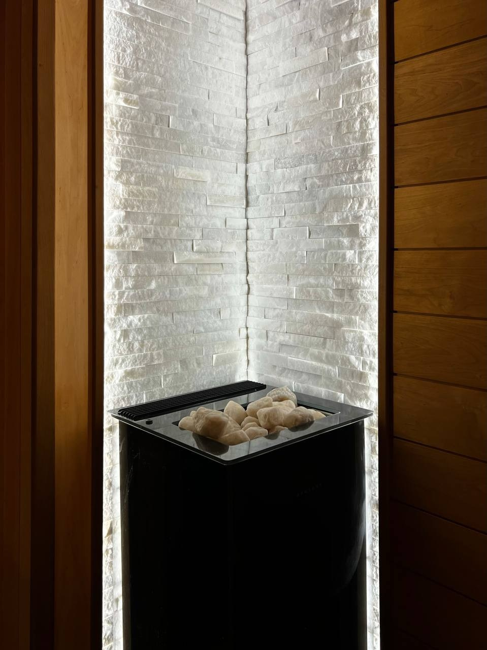 Сауна в Садах Времени на электрокаменке Sangens в облицовке из черного закаленного стекла. Выполнена в классическом стиле нашей команды. SaunaTopMasters