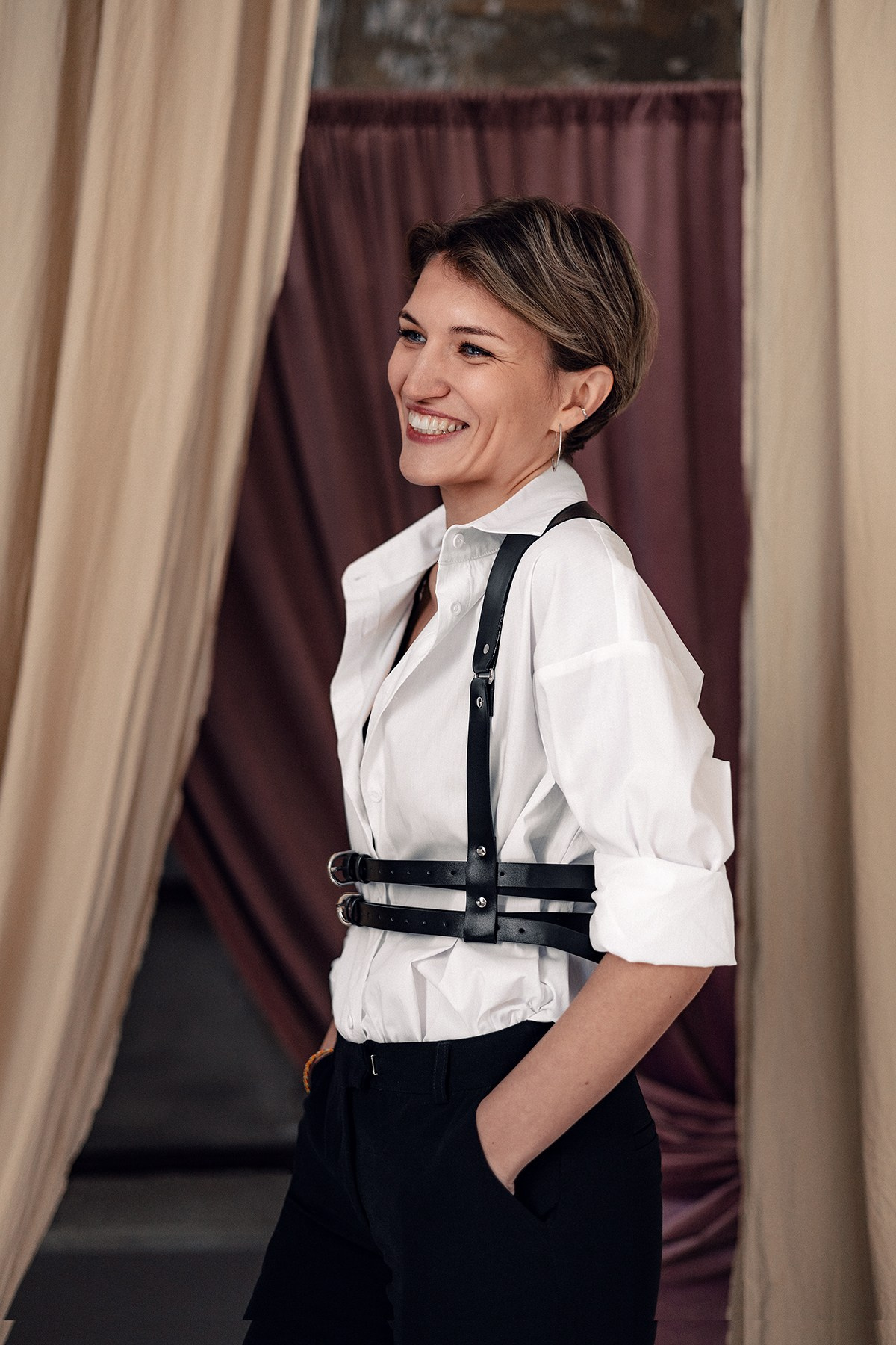 портрет улыбчивой девушки