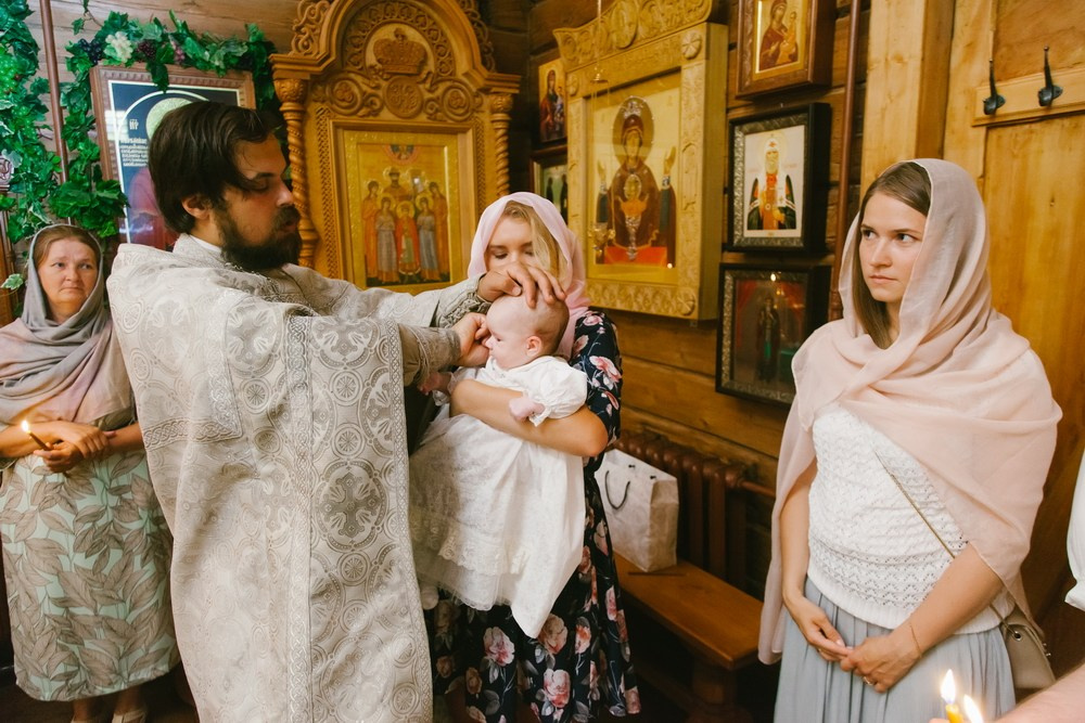 Крещение Церковь Иконы Божией Матери Казанской. Вырица. Фотограф на крещение в Санкт Петербурге