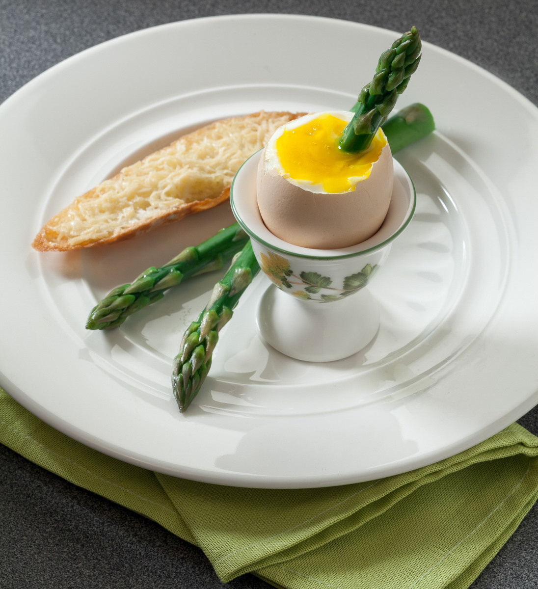 Яйцо со спаржей