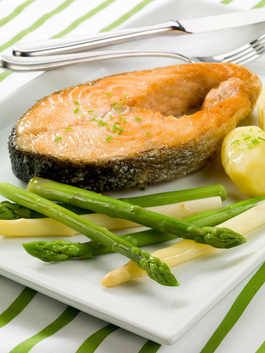 Семга со спаржей