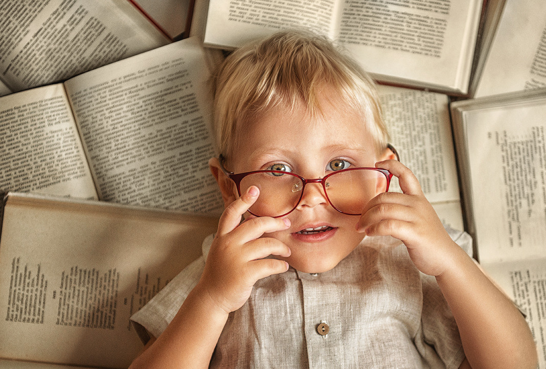 Фото картина ребенок с книгой. Детская фотосессия Иркутск, Севастополь