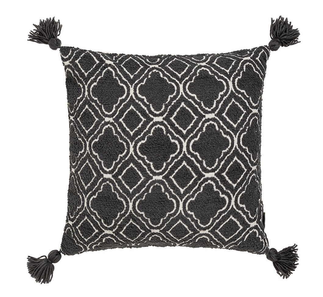 Декоративная подушка с кисточками на белом фоне | Предметная съемка для каталога