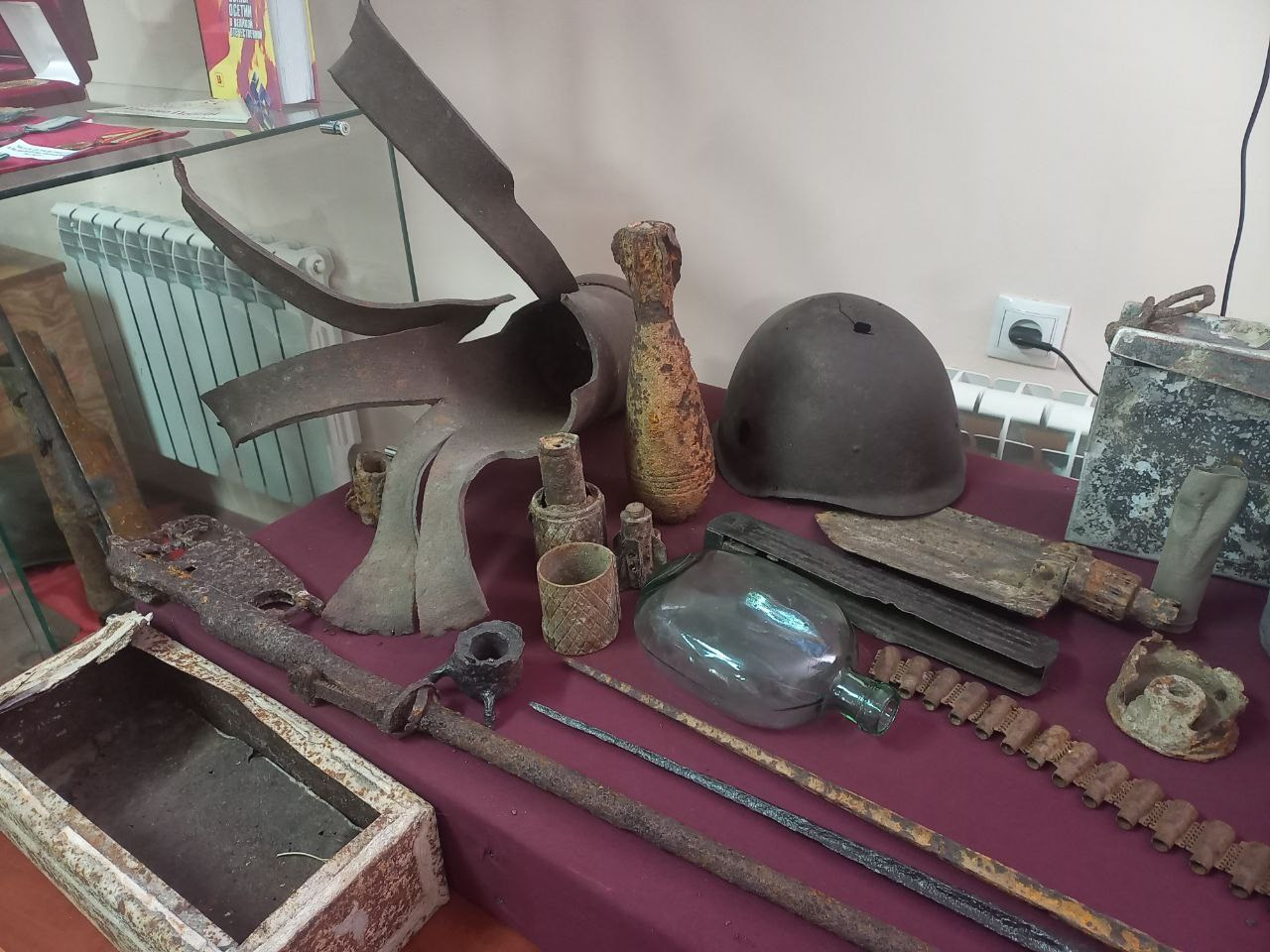 Ничего не было видно и приходилось прислушиваться. Художественная группа «Нежные Бабы»