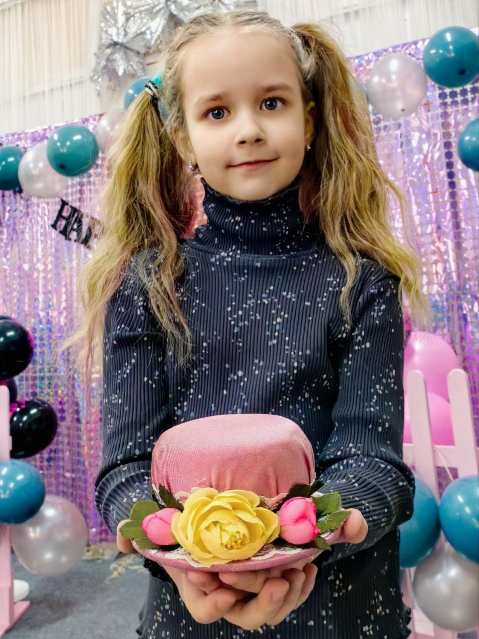 Девочка 7 лет показывает игольницу, которую сшила сама на мастер-классе по шитью в мастеркой "Само Совершенство"