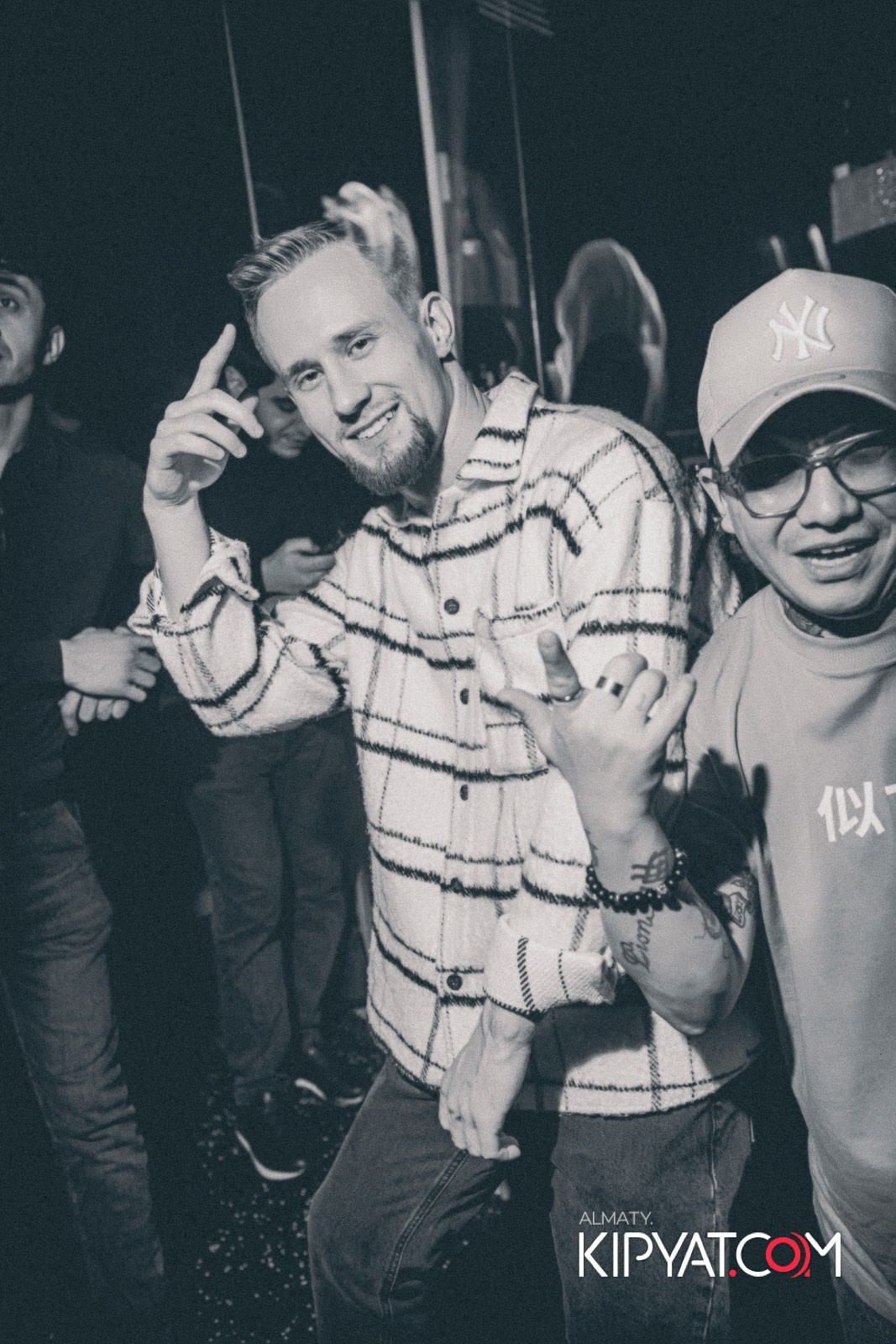 SANTA BARBARA — ПИТ ДЖЕЙСОН (ГР. ПРЕМЬЕР-МИНИСТР) И ИЛЬЯ ЗУДИН (ГР. ДИНАМИТ) НА ПРЕДНОВОГОДНЕЙ ВЕЧЕРИНКЕ. КИПЯТКОМ АЛМАТЫ!