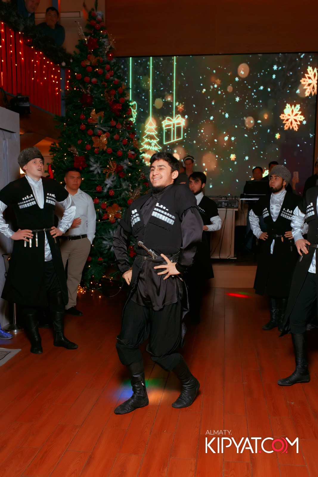 ГРУЗИНСКИЙ ДВОР НА КАБАНБАЙ БАТЫРА. КИПЯТКОМ АЛМАТЫ!